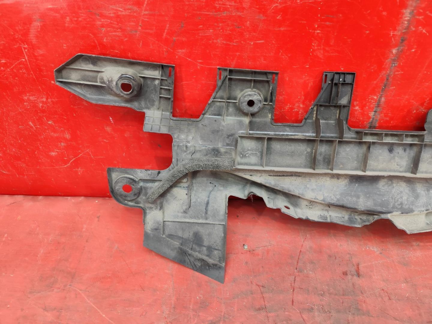 Кожух замка капота