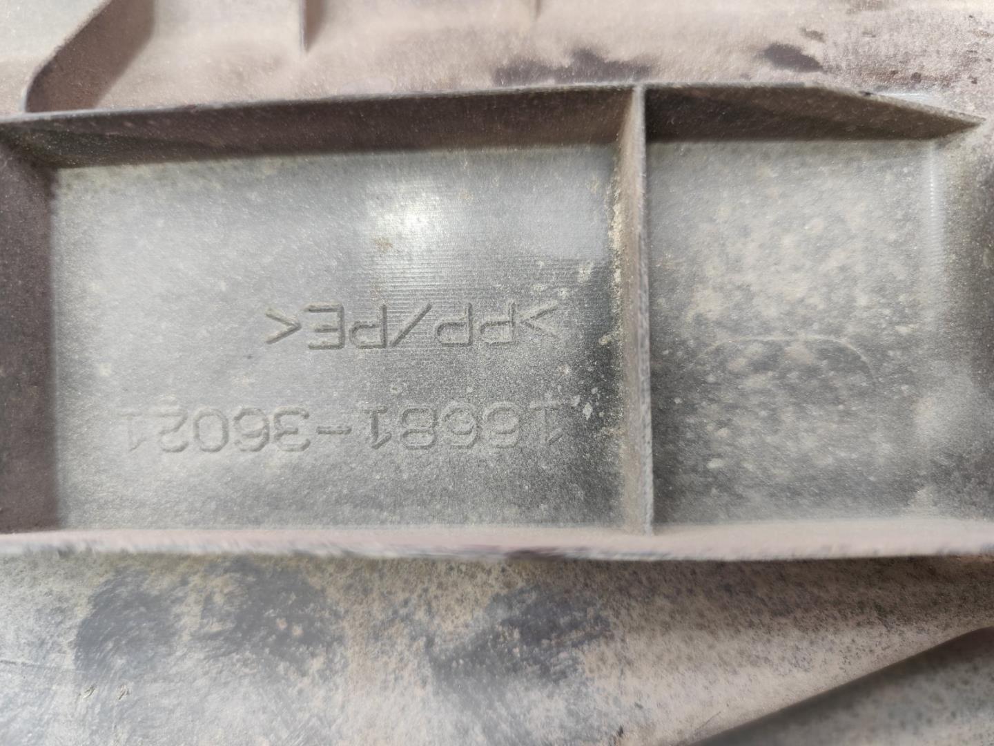 Кожух замка капота