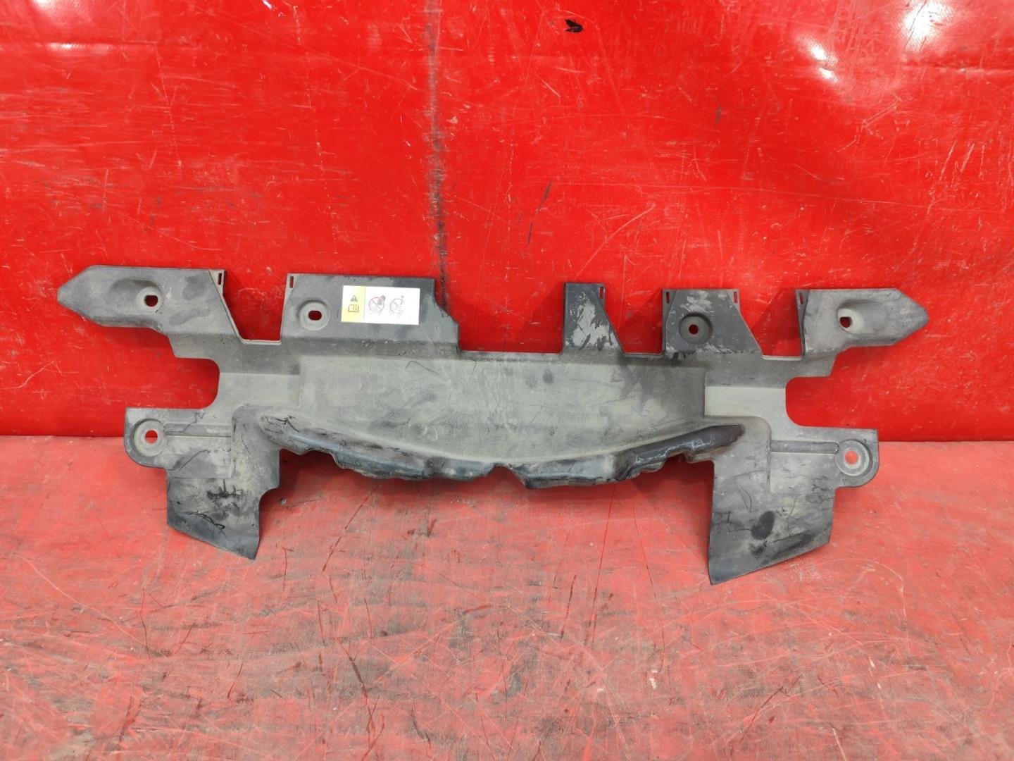 Кожух замка капота