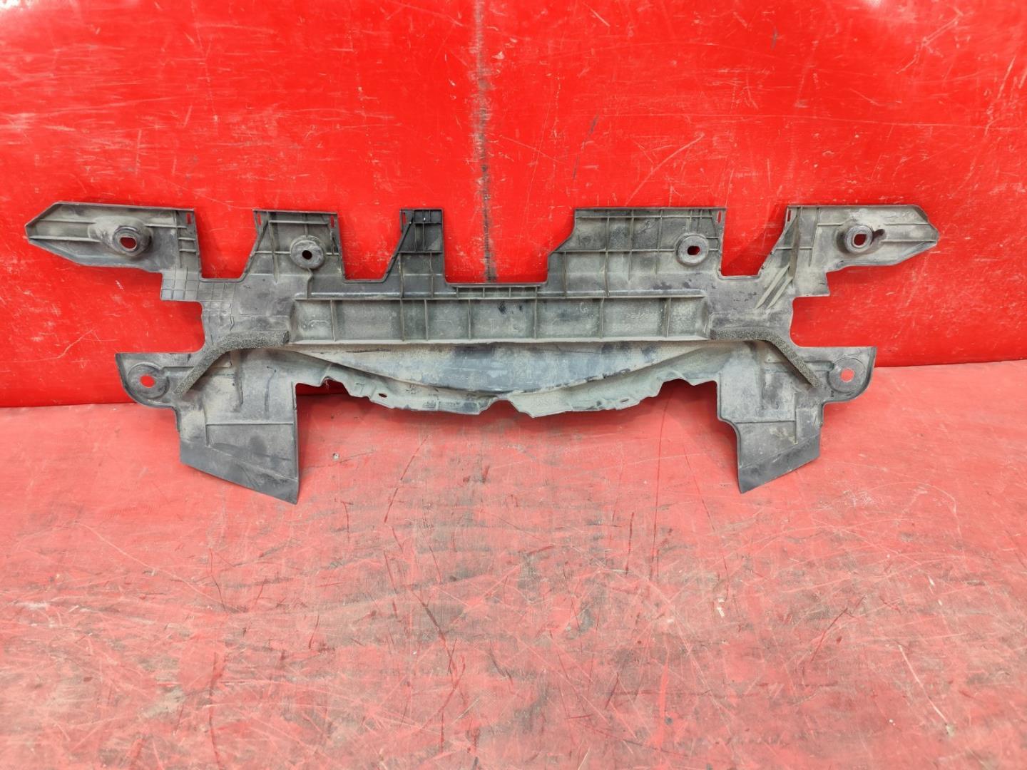 Кожух замка капота