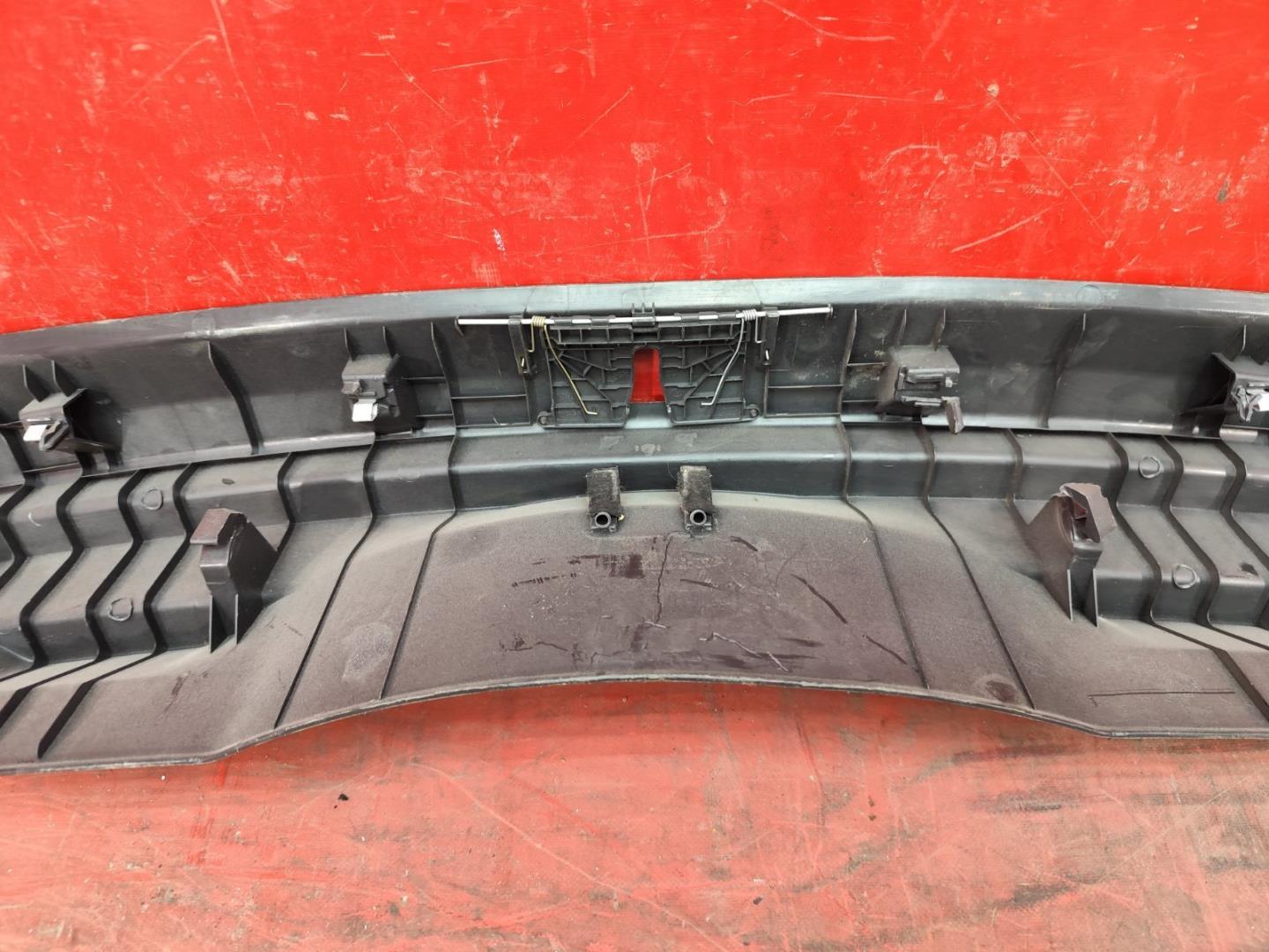 Кожух замка багажника