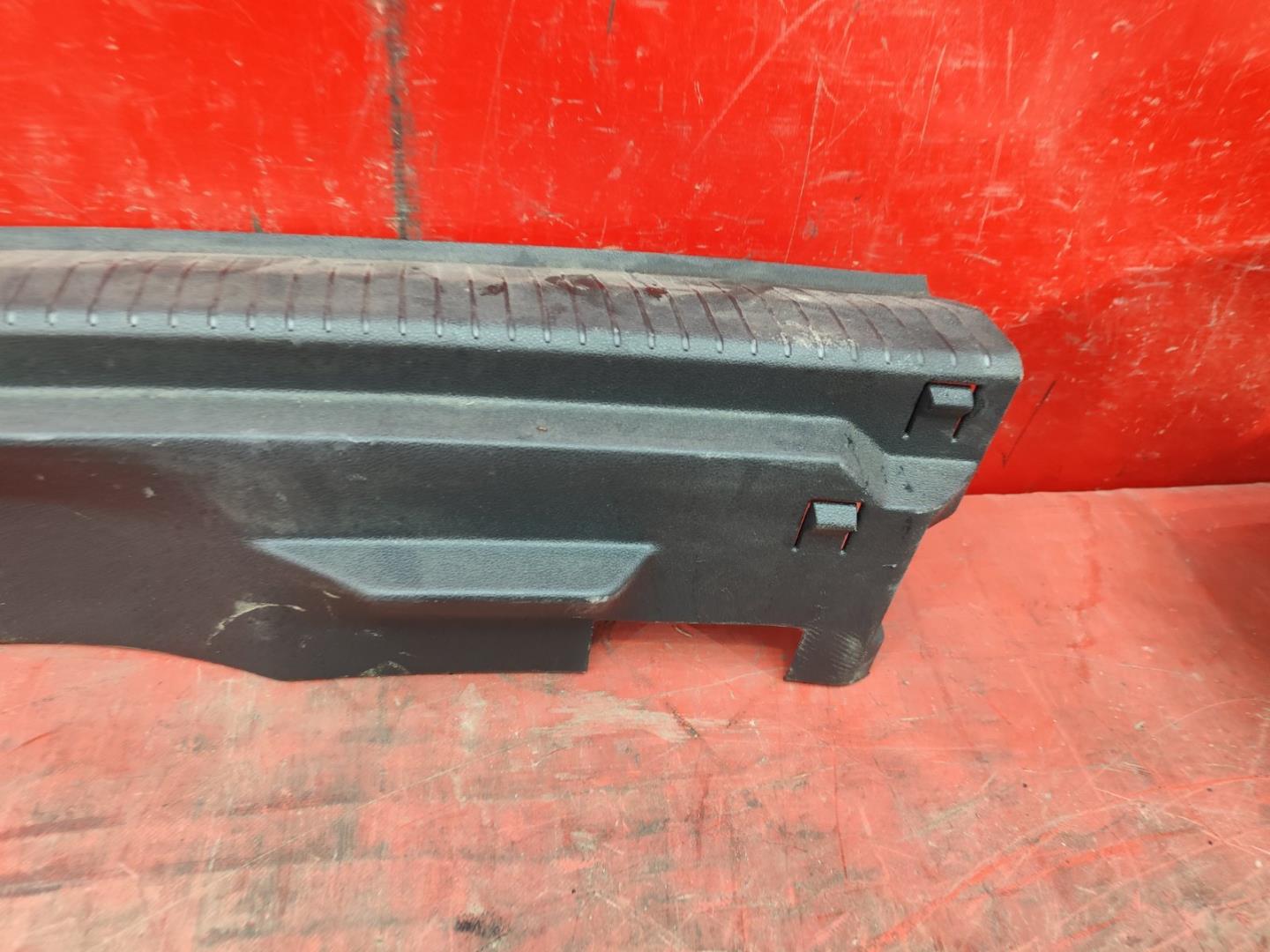 Кожух замка багажника