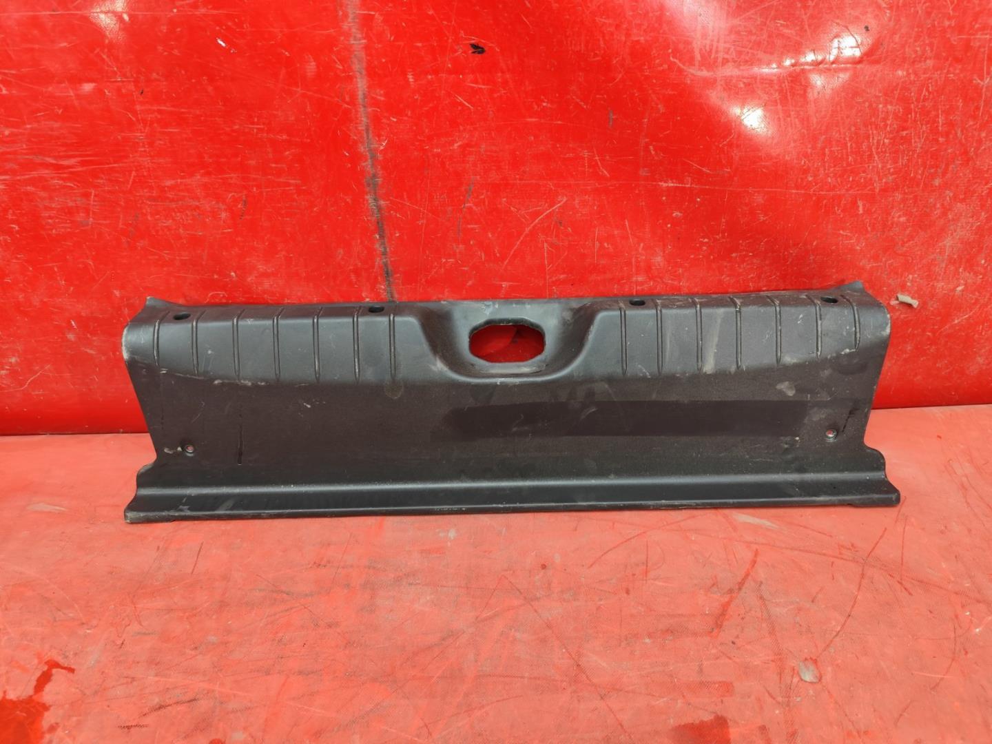 Кожух замка багажника