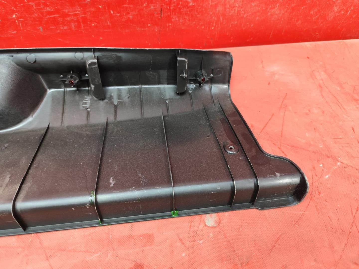 Кожух замка багажника