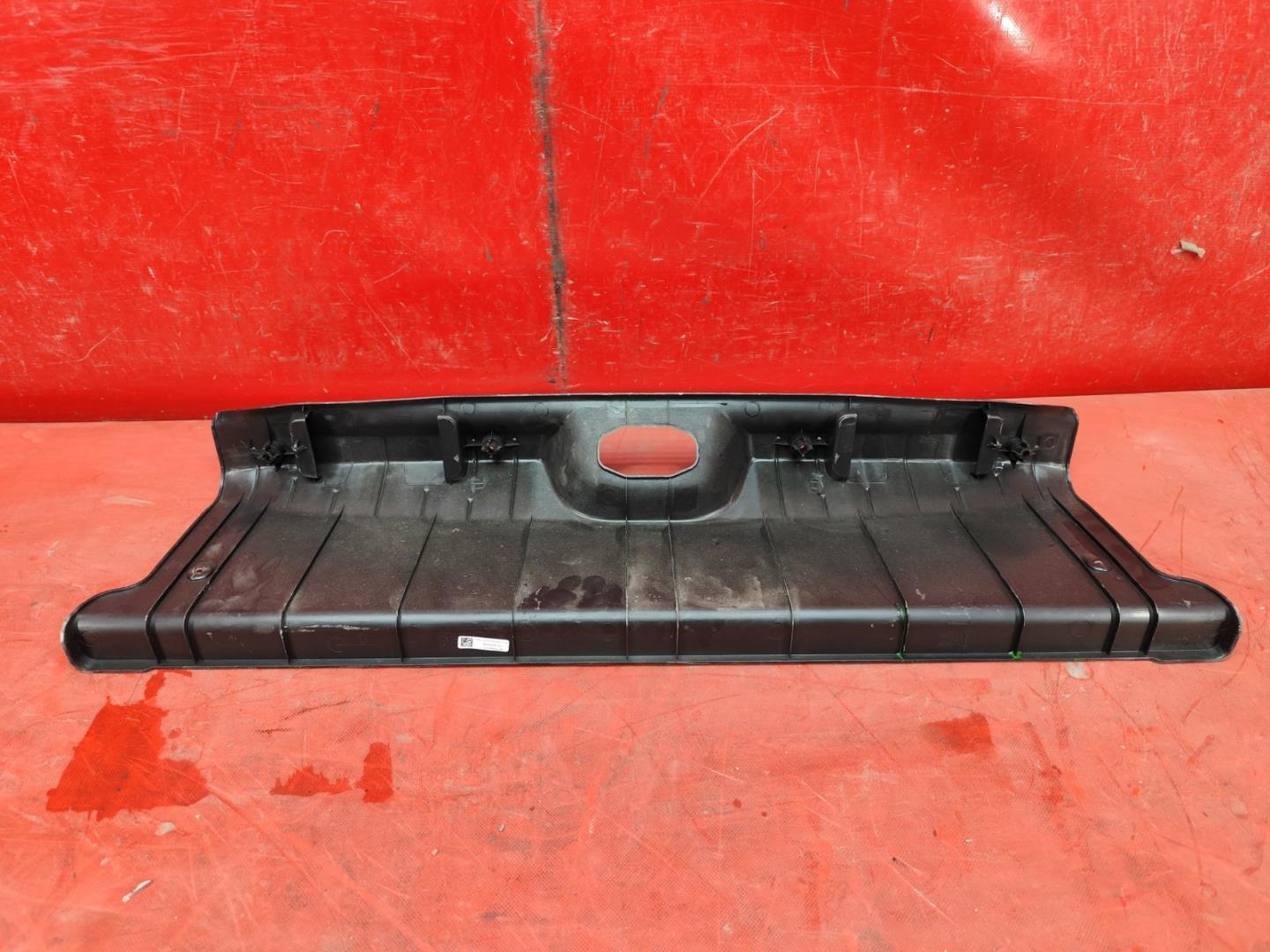 Кожух замка багажника