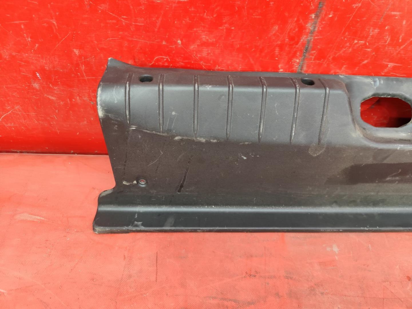 Кожух замка багажника