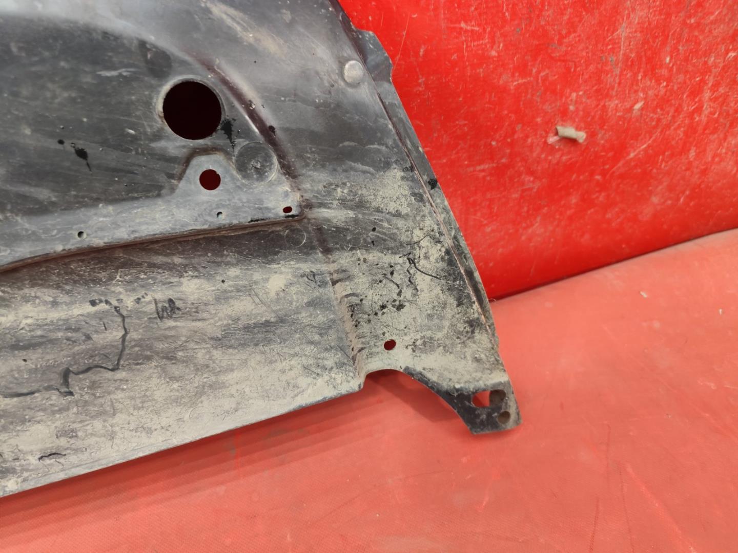 Кожух замка капота