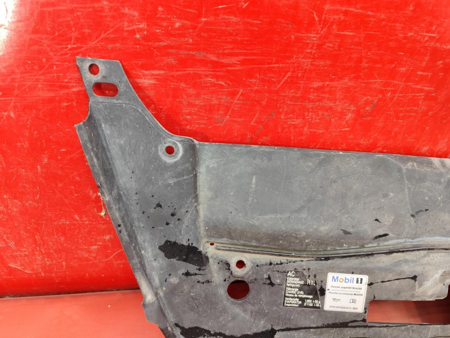 Кожух замка капота