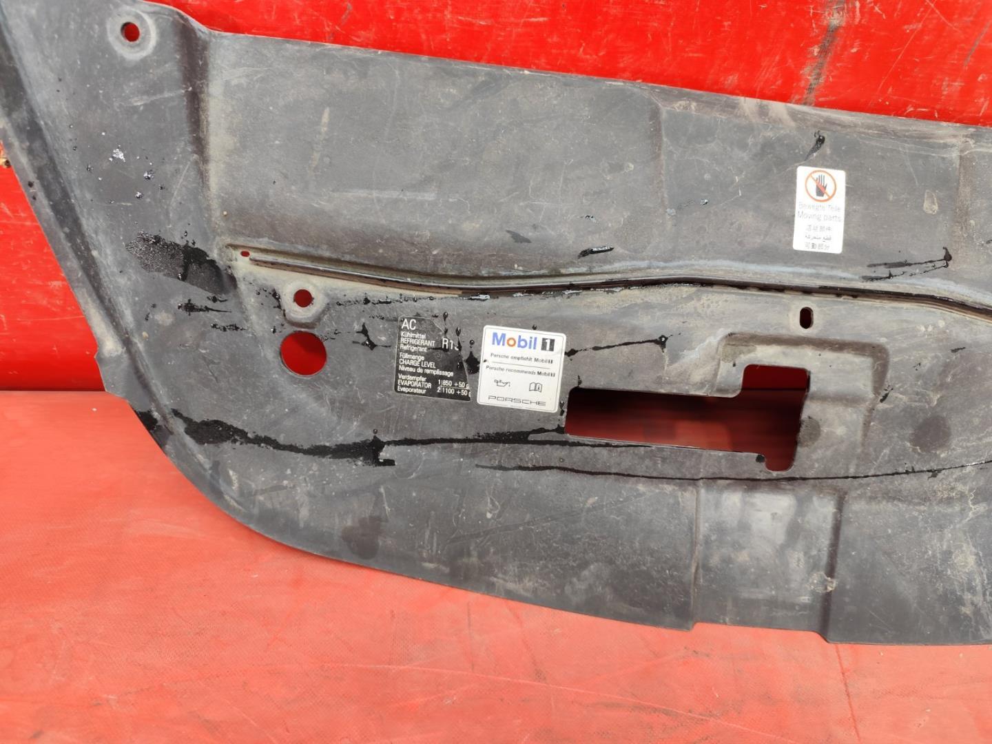 Кожух замка капота