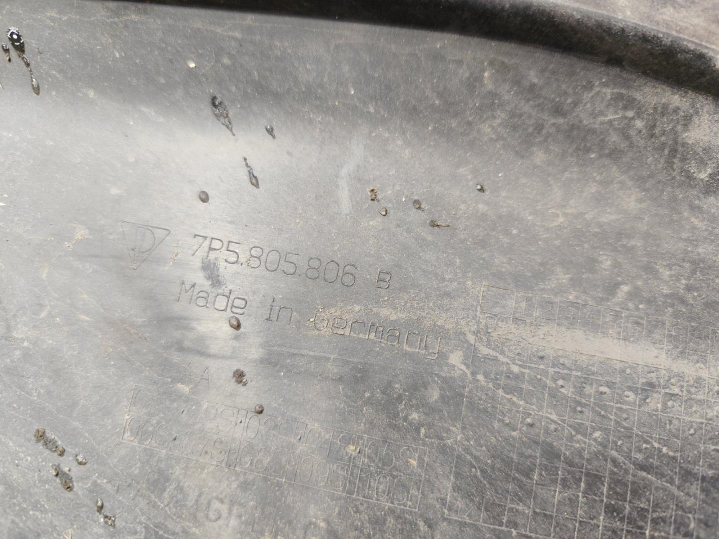 Кожух замка капота