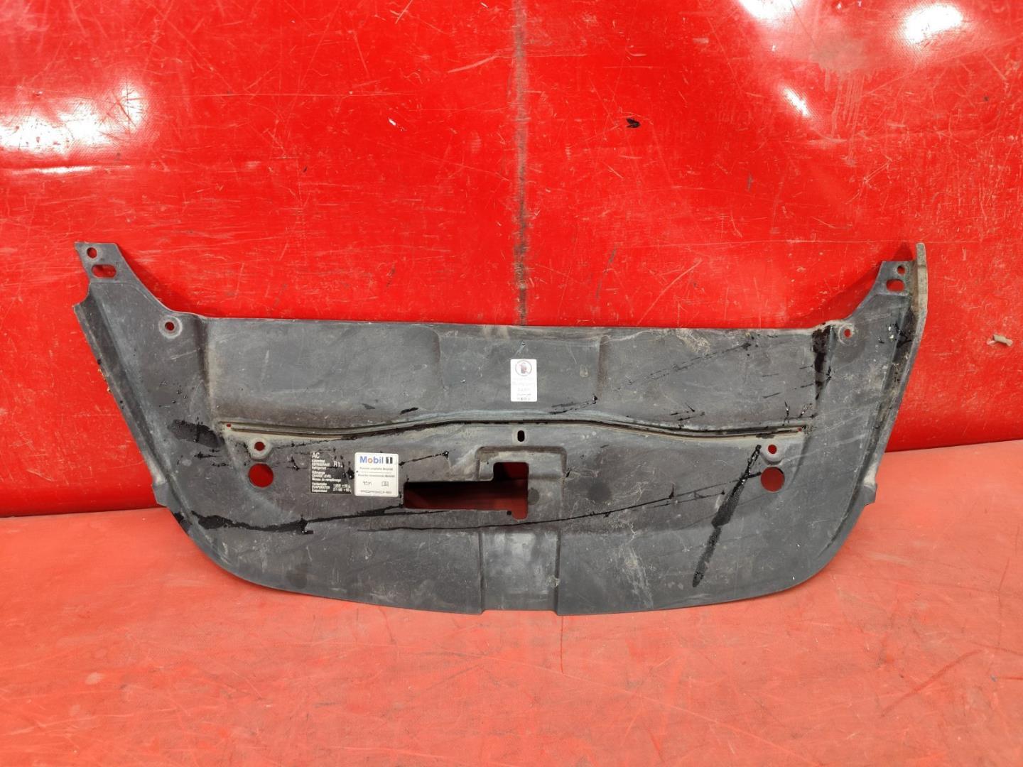 Кожух замка капота