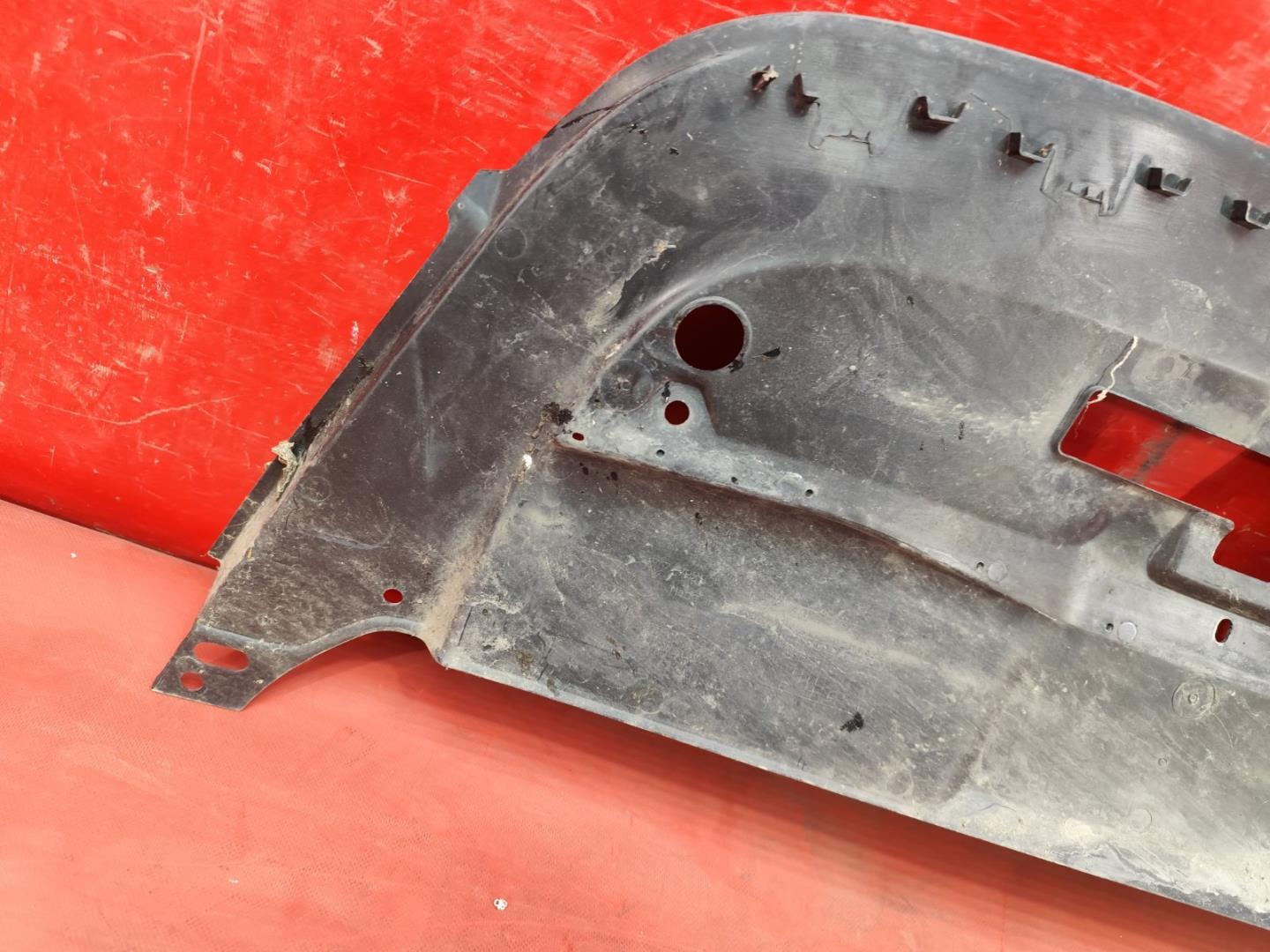 Кожух замка капота