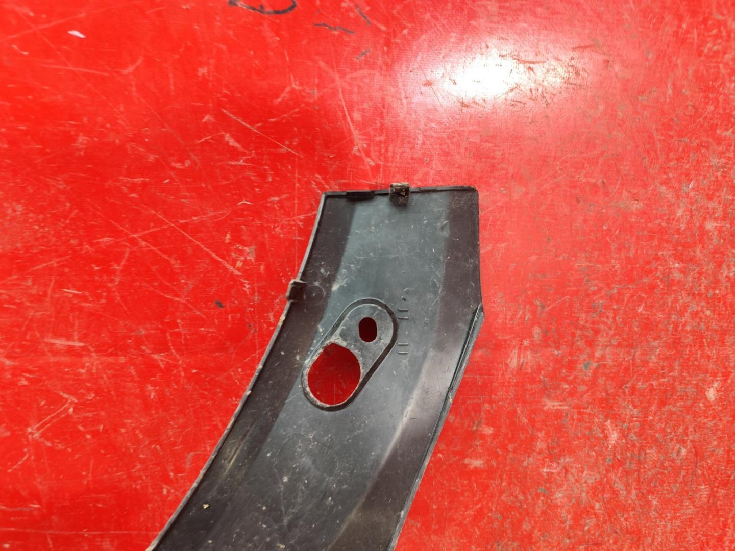 Кожух замка капота