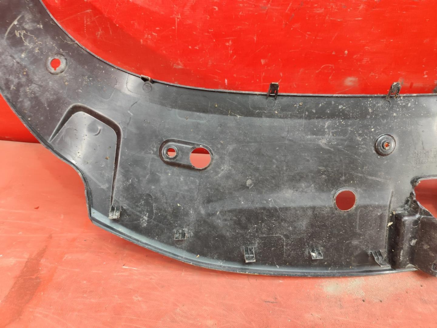 Кожух замка капота