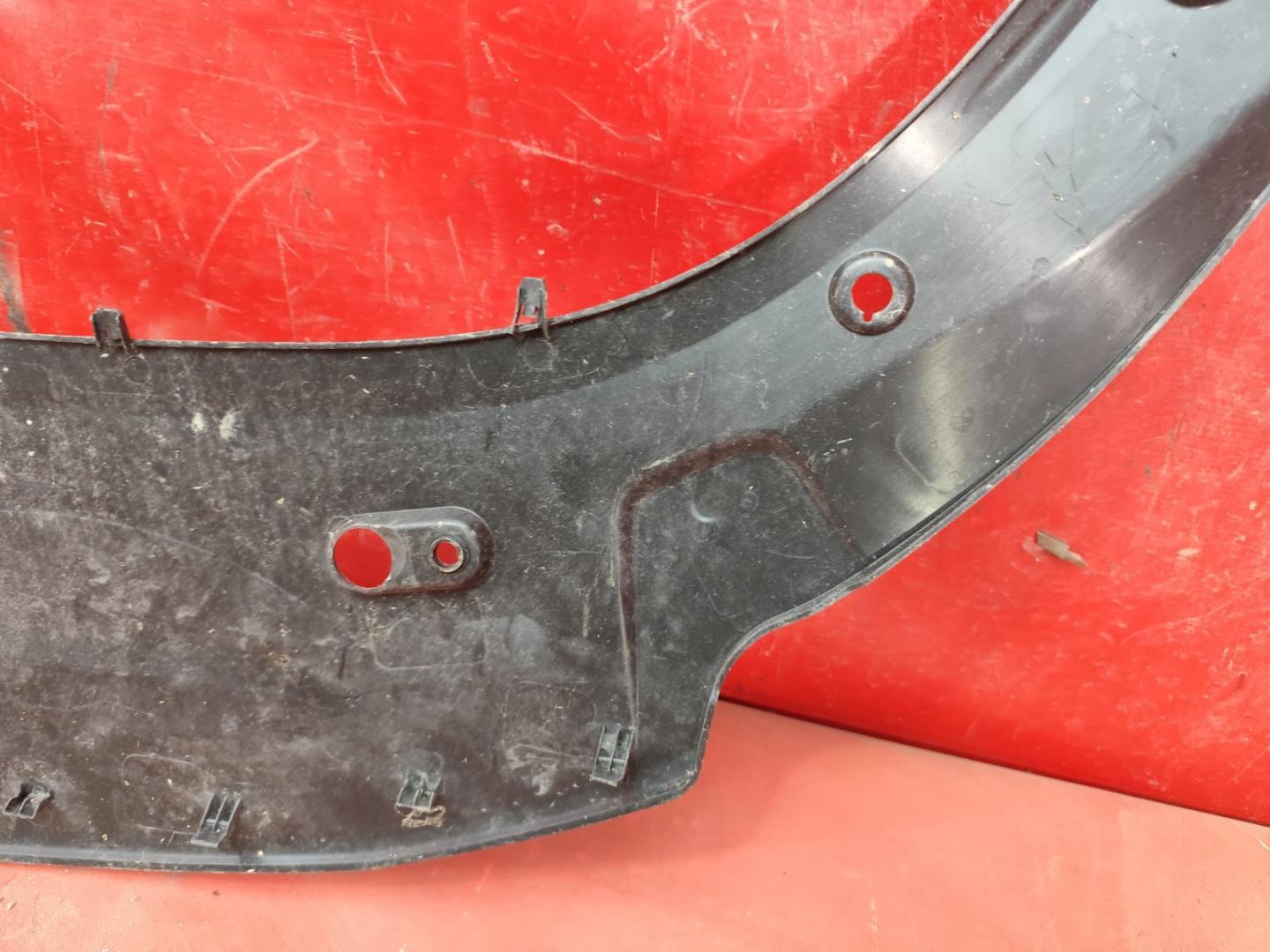 Кожух замка капота