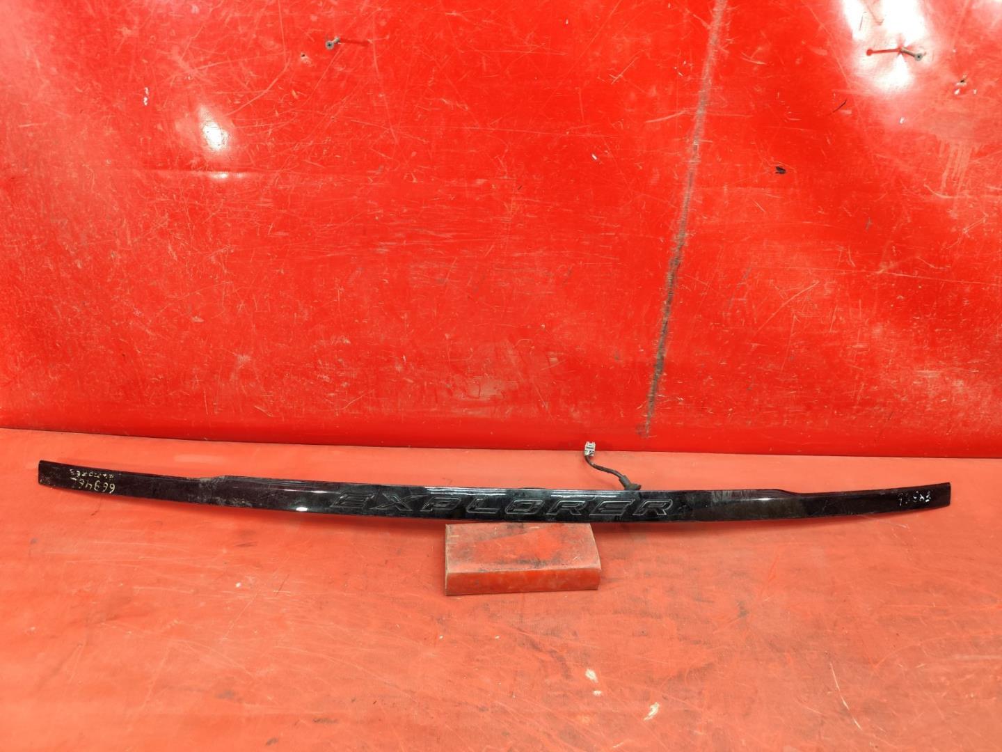 Накладка крышки багажника