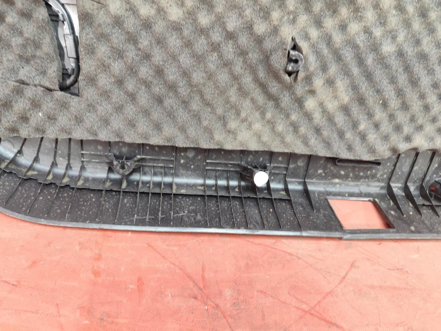 Обшивка крышки багажника