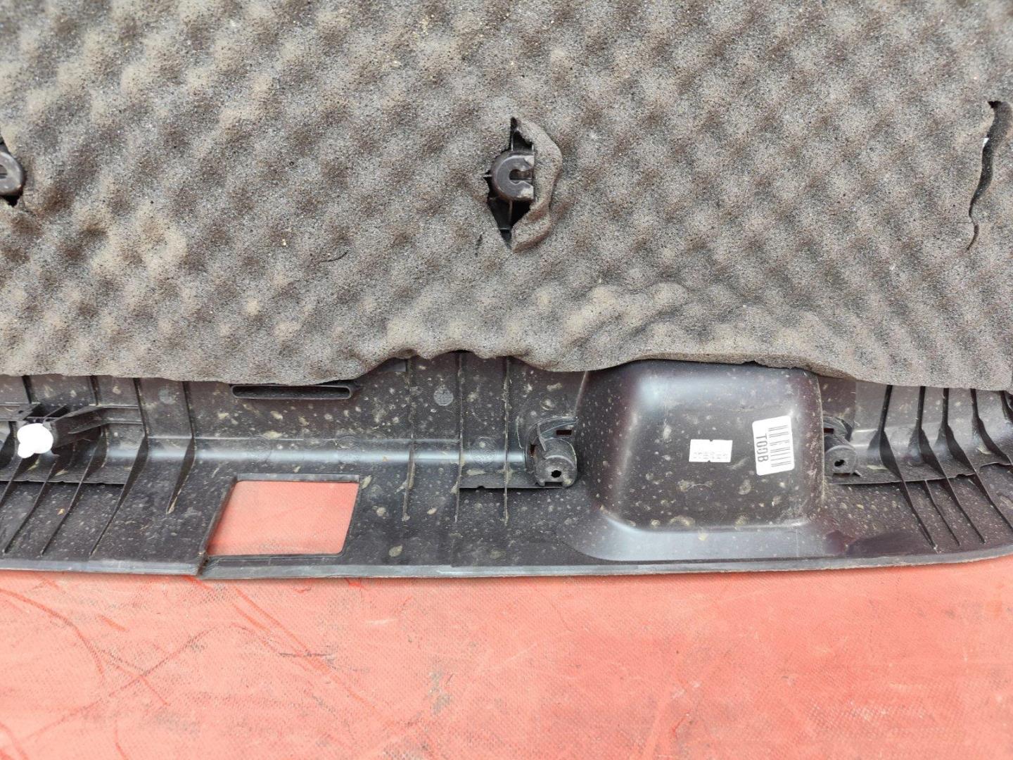 Обшивка крышки багажника