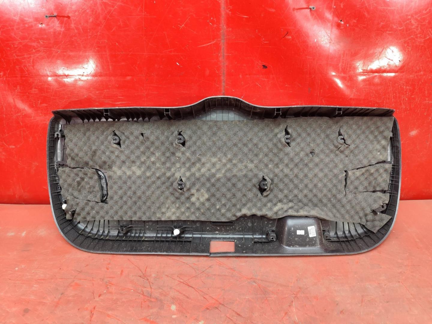 Обшивка крышки багажника