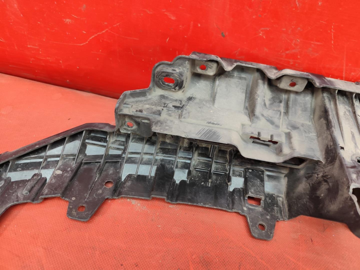 Кронштейн решетки радиатора