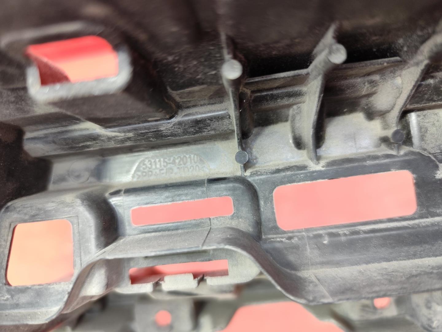 Кронштейн решетки радиатора