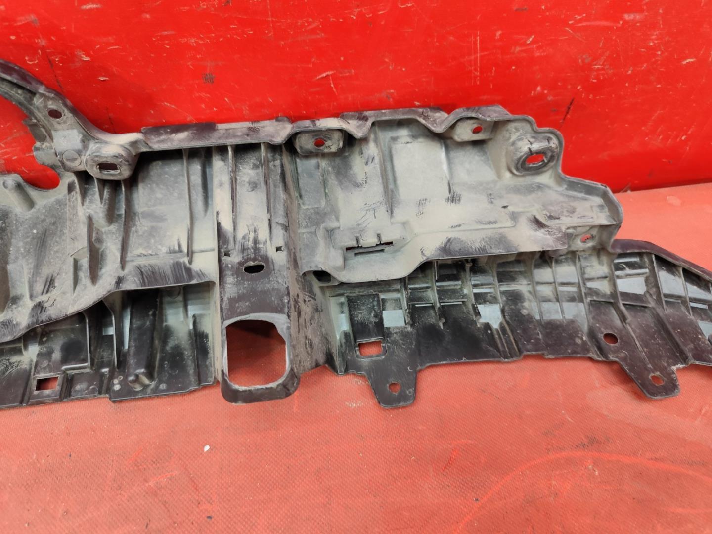 Кронштейн решетки радиатора