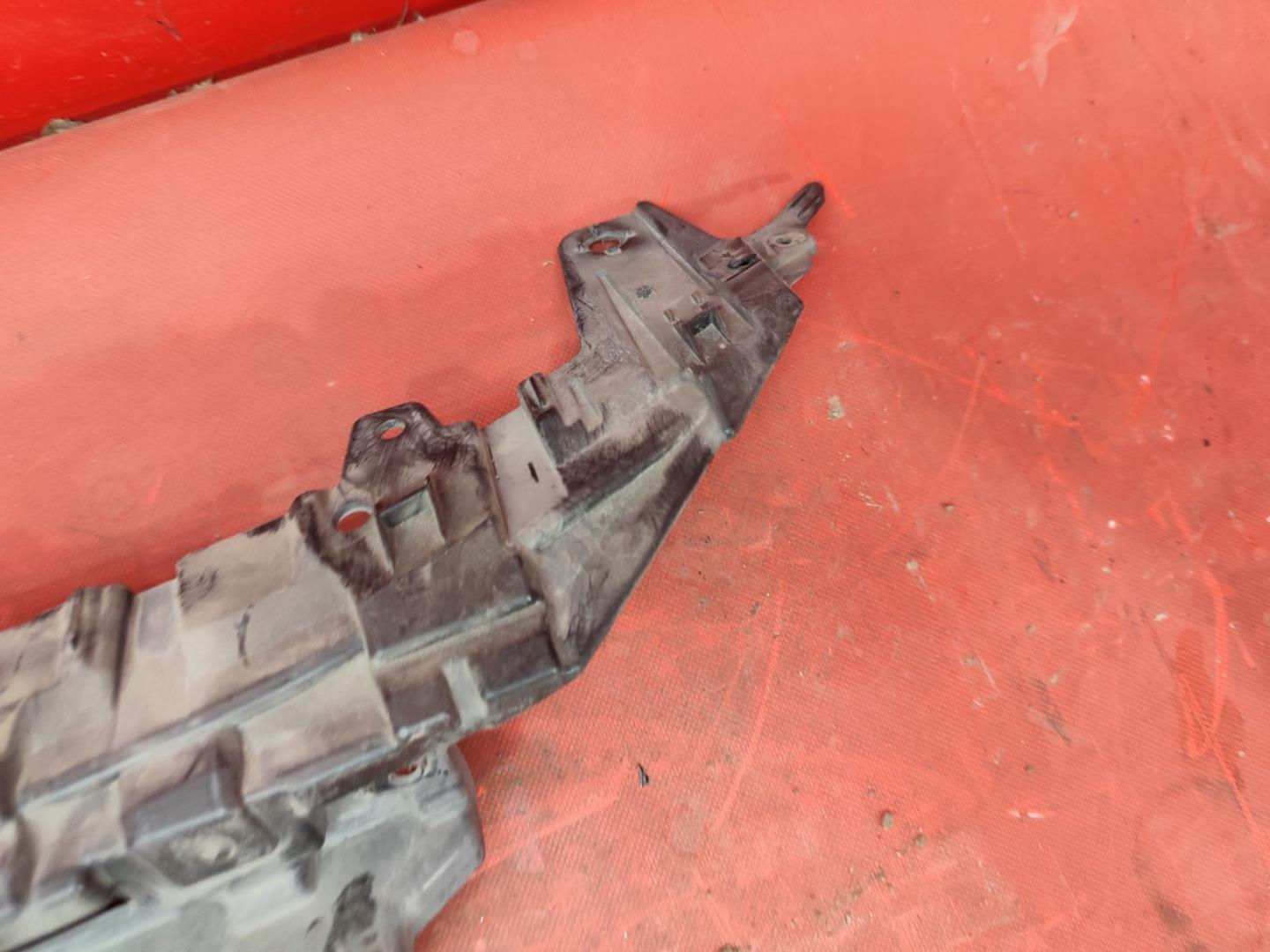 Кронштейн решетки радиатора