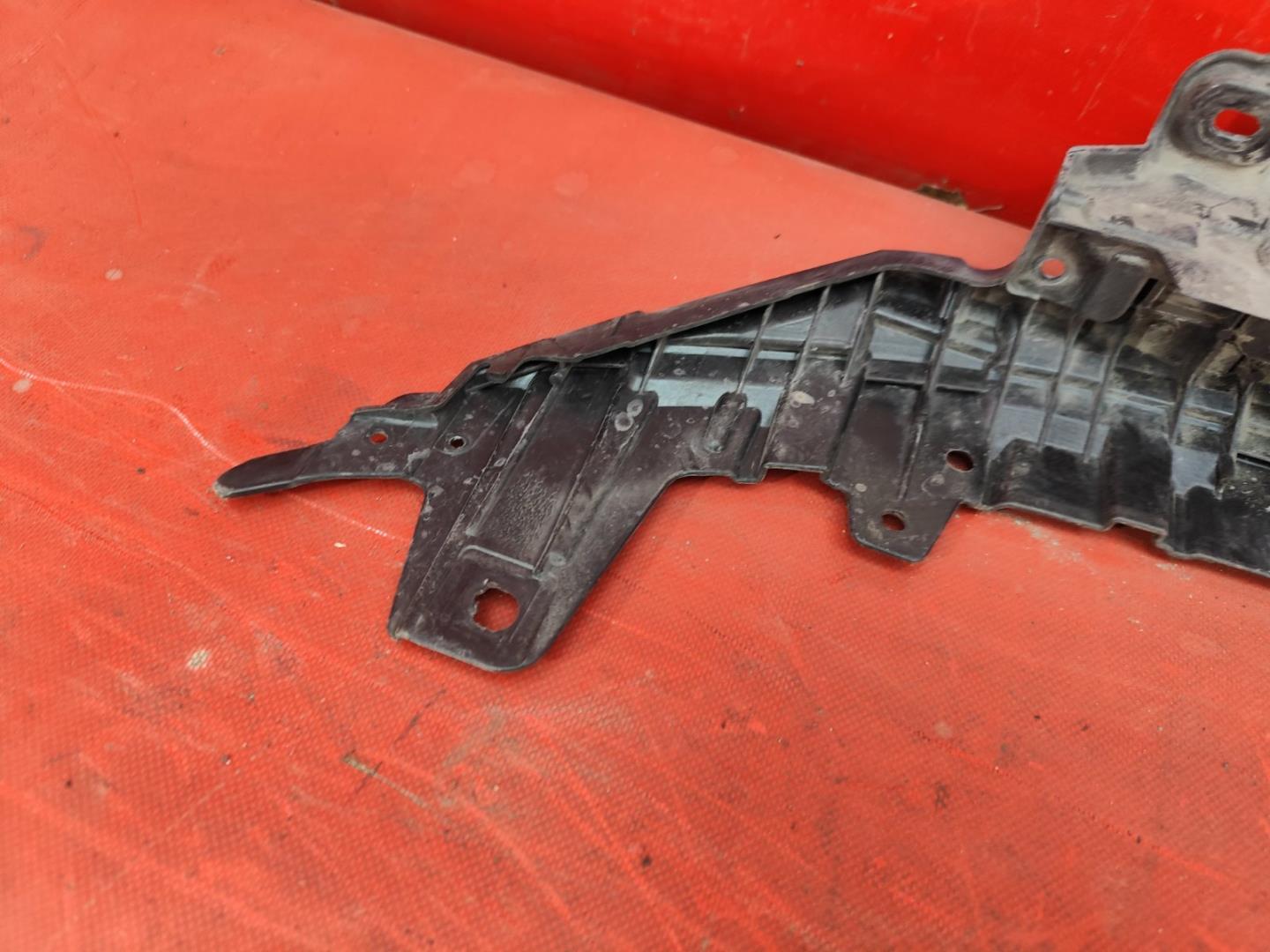 Кронштейн решетки радиатора