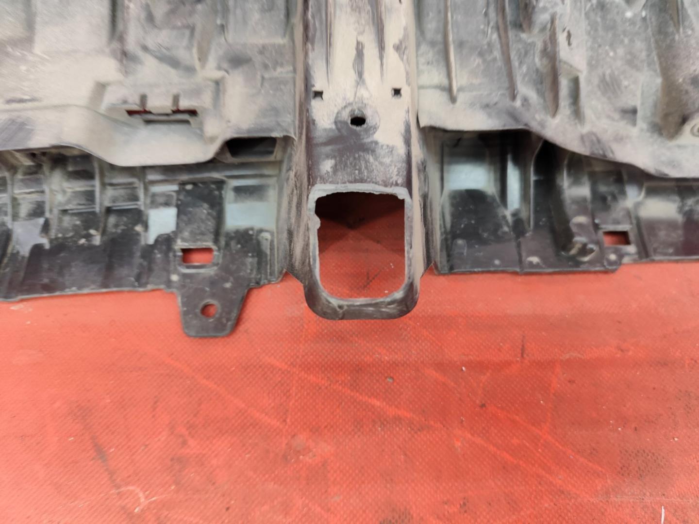 Кронштейн решетки радиатора