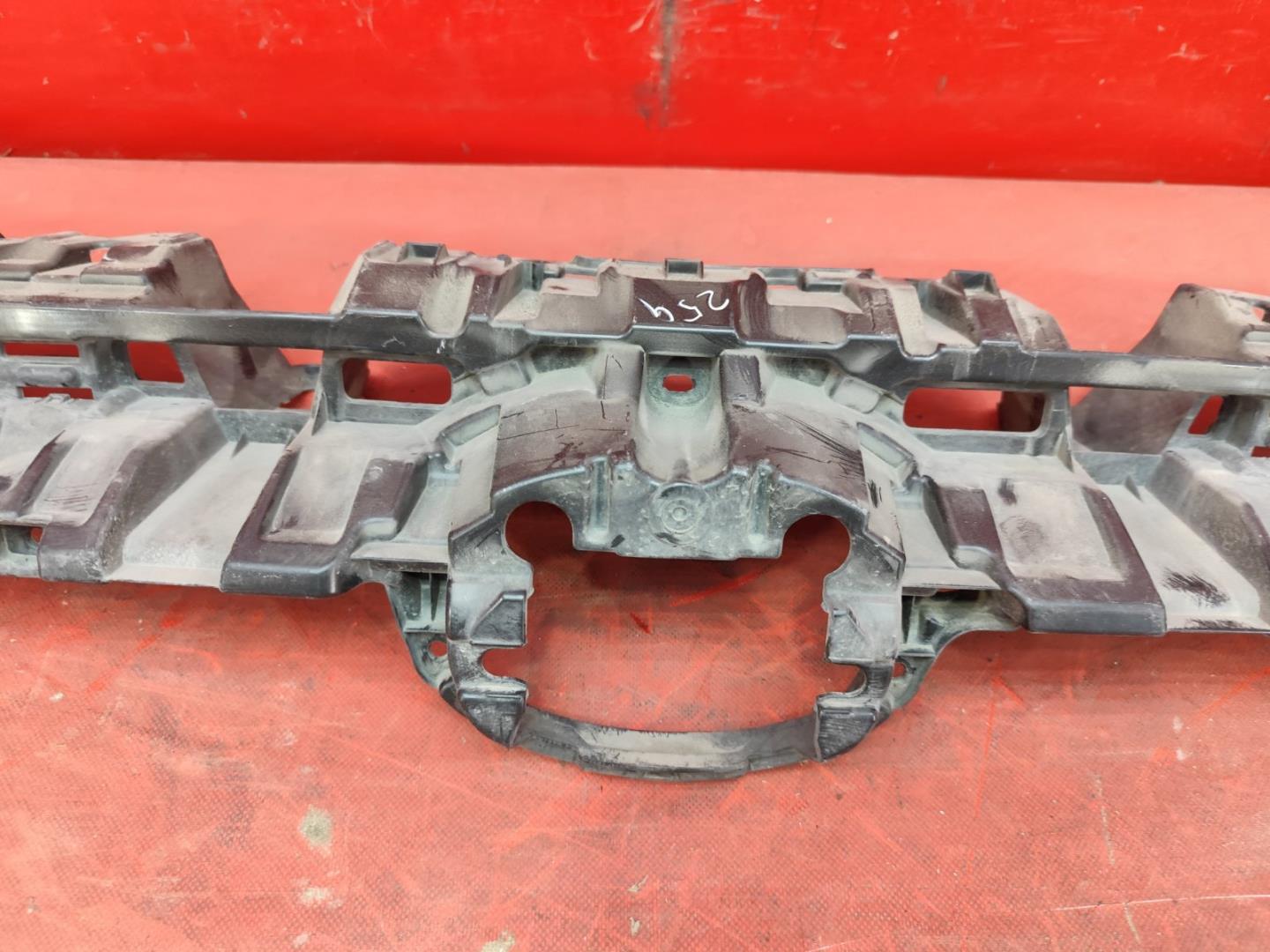 Кронштейн решетки радиатора