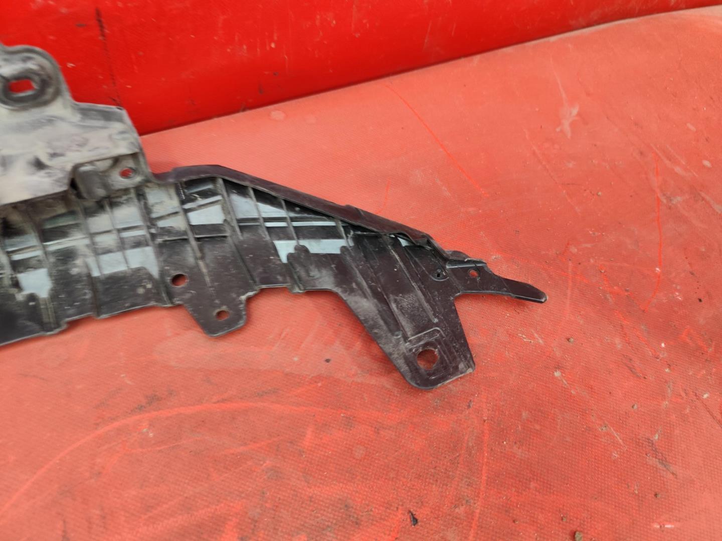 Кронштейн решетки радиатора