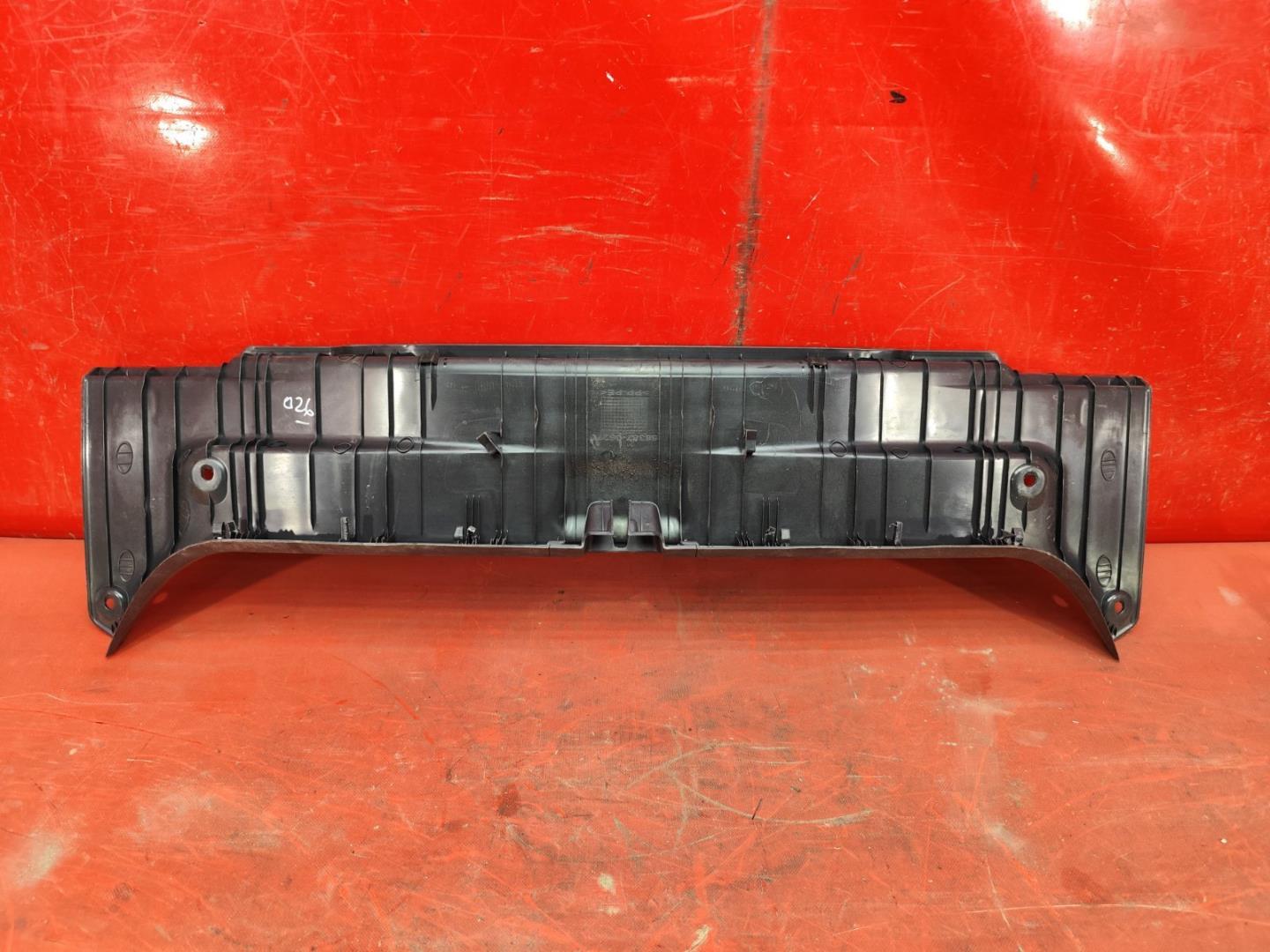 Кожух замка багажника