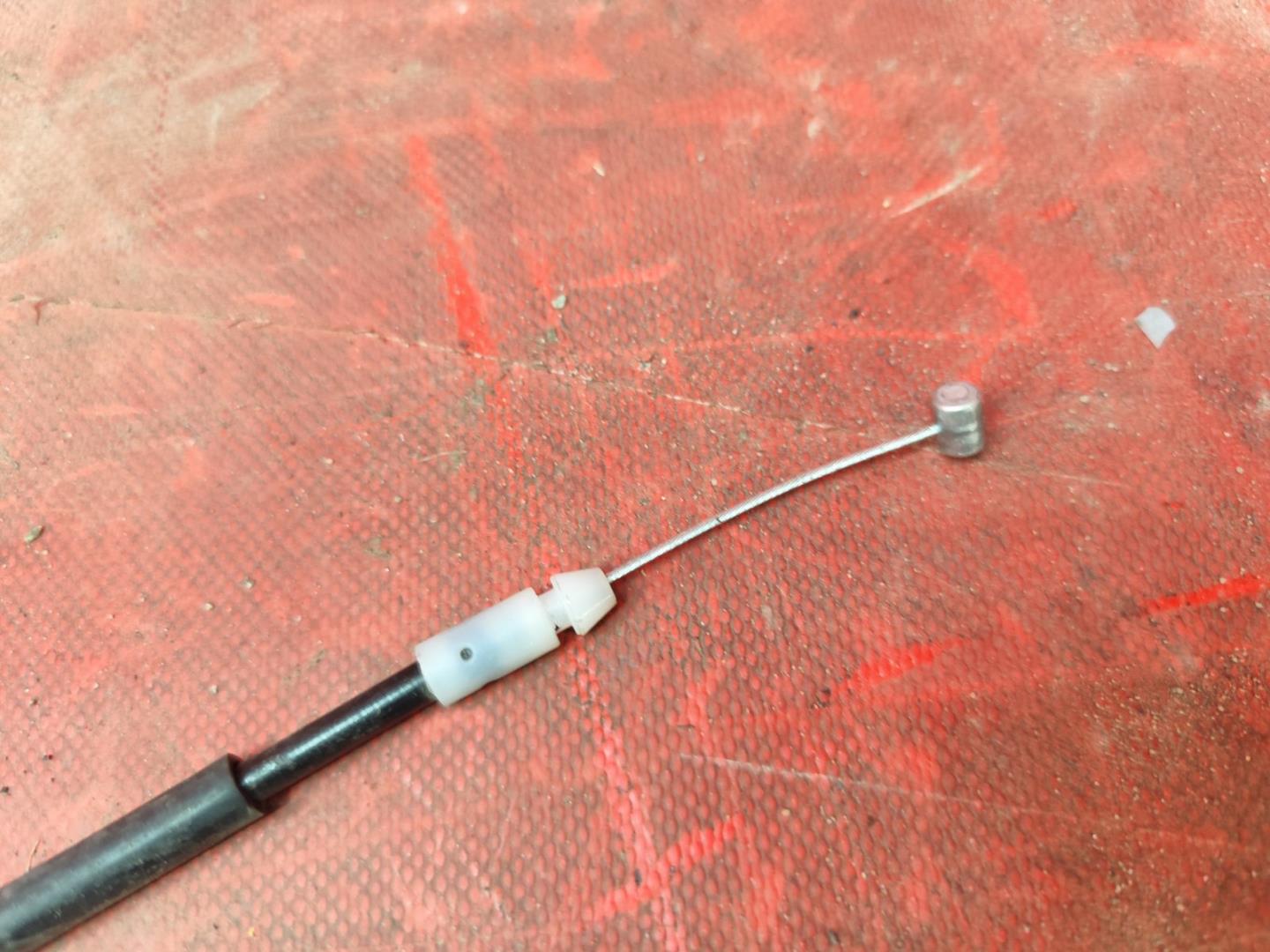 Трос открывания капота