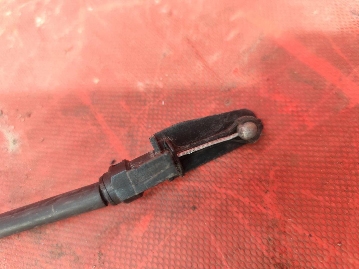 Трос открывания капота