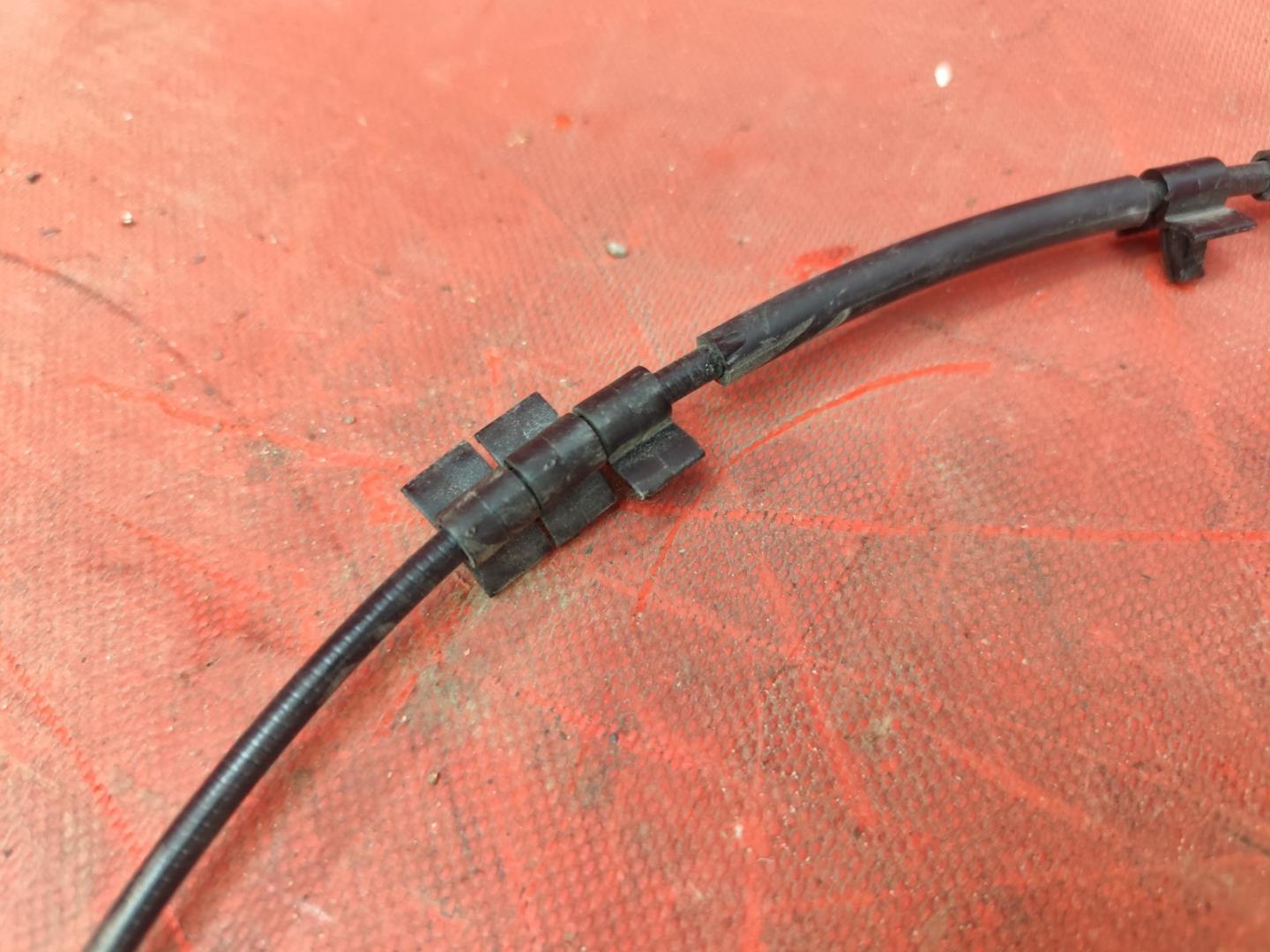 Трос открывания капота