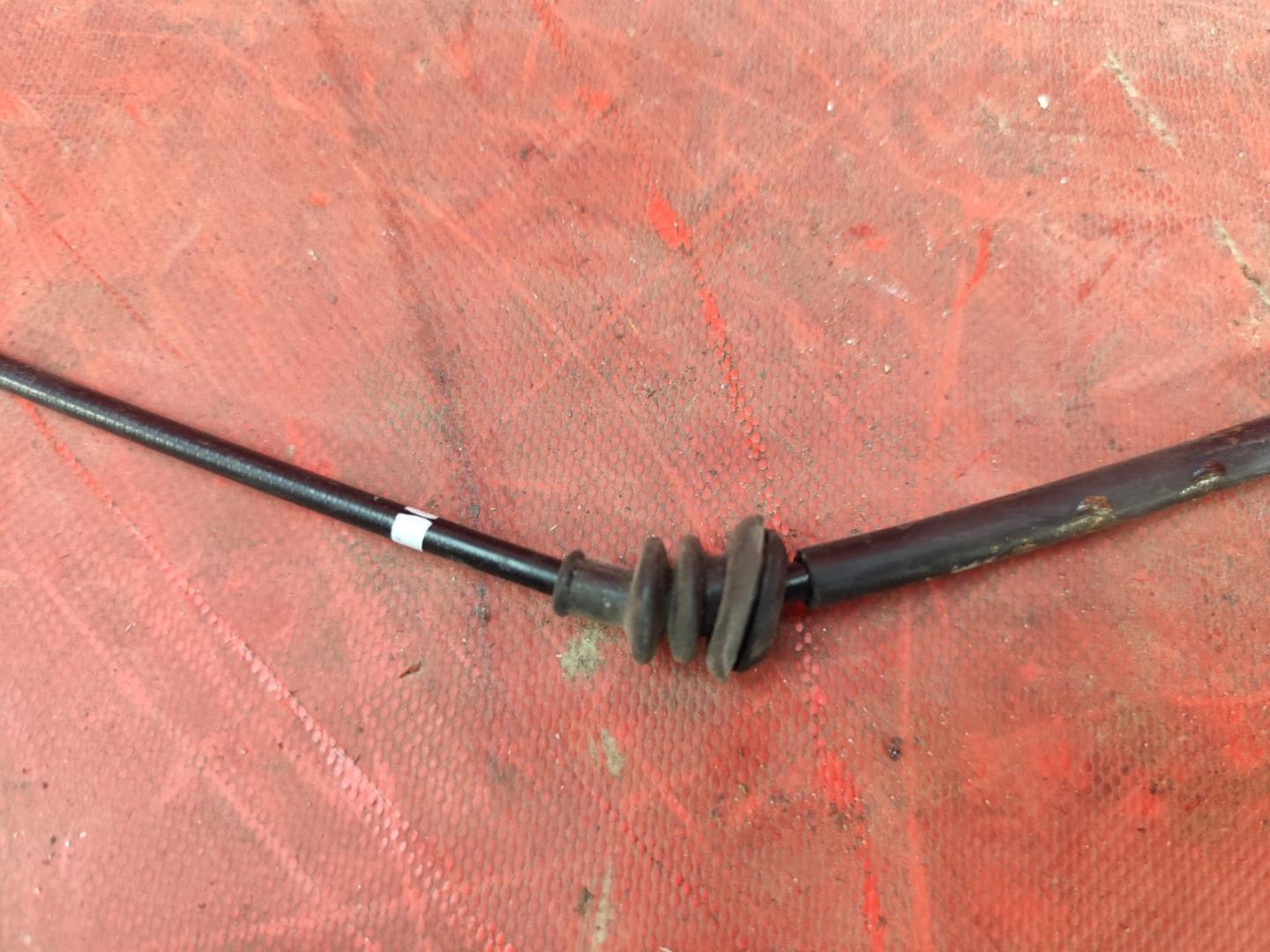 Трос открывания капота