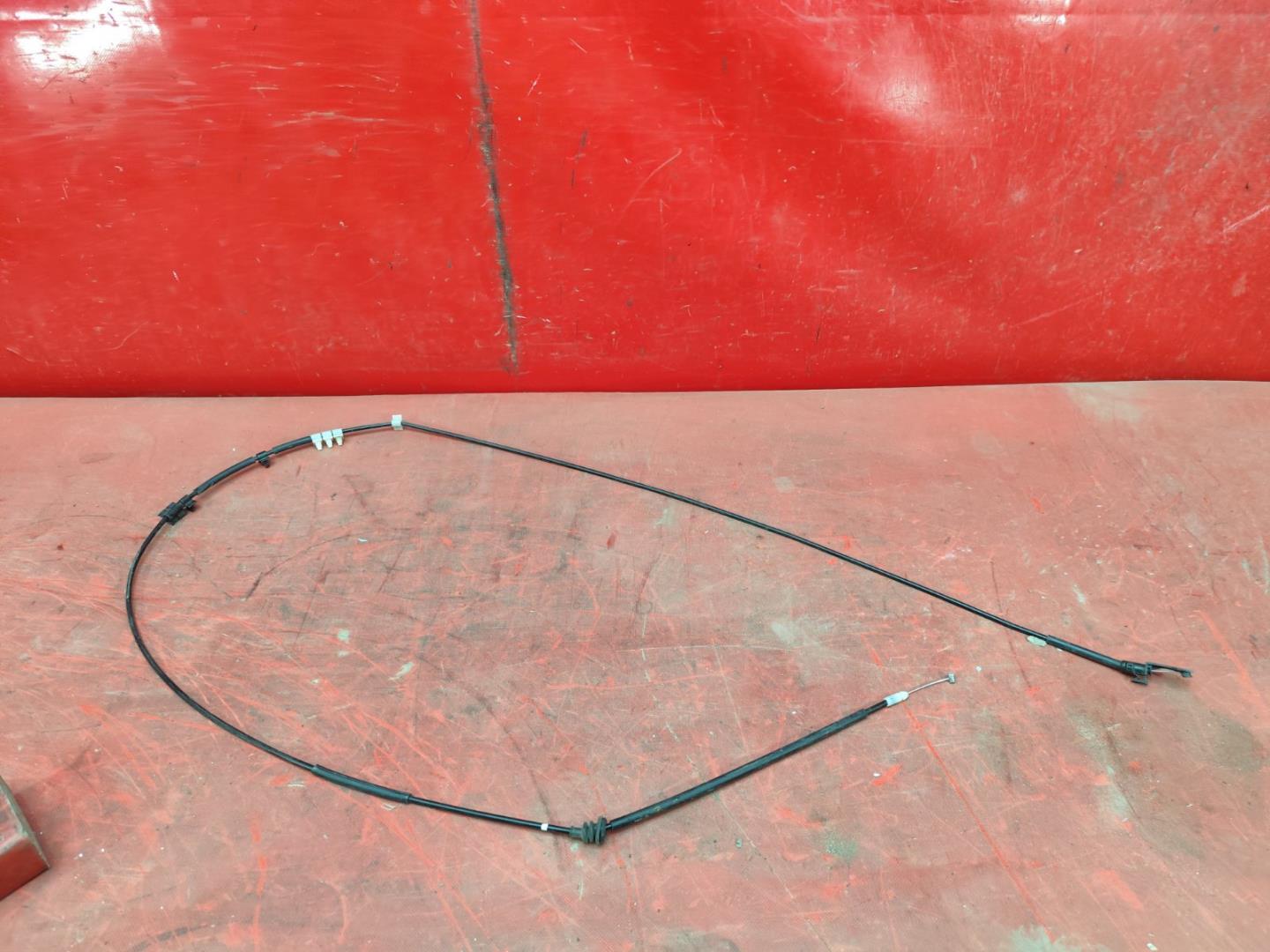 Трос открывания капота