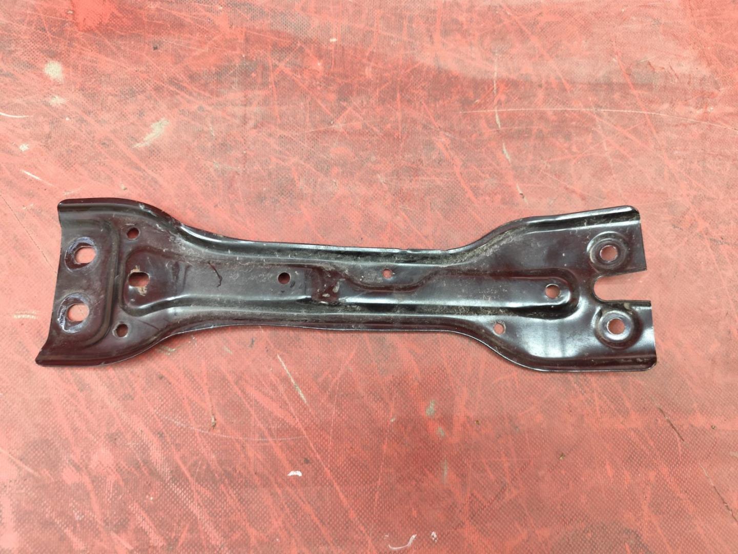 Кронштейн замка капота