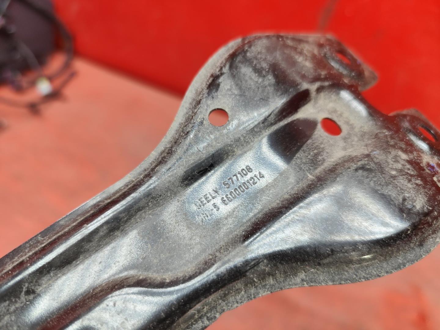 Кронштейн замка капота