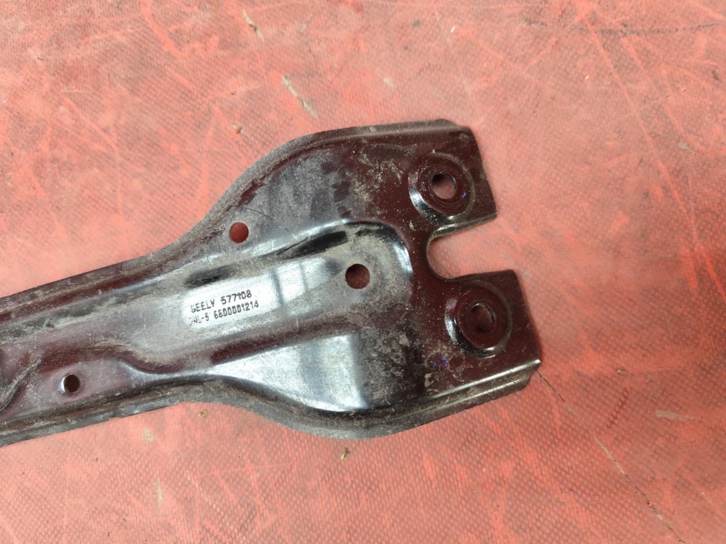 Кронштейн замка капота