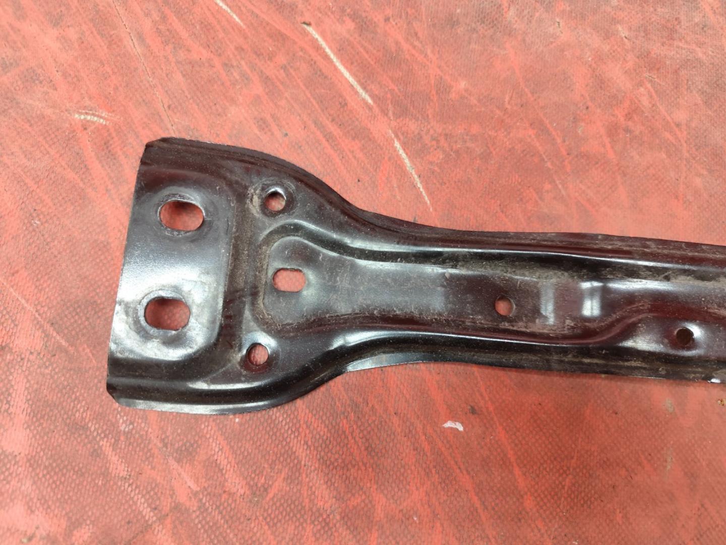 Кронштейн замка капота