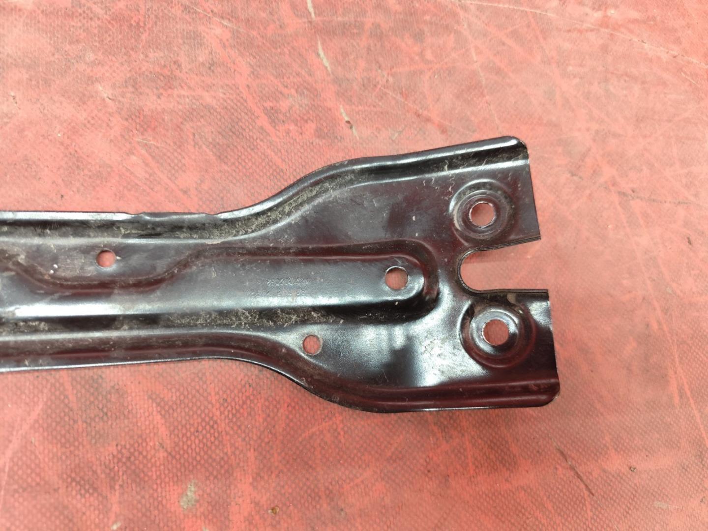 Кронштейн замка капота