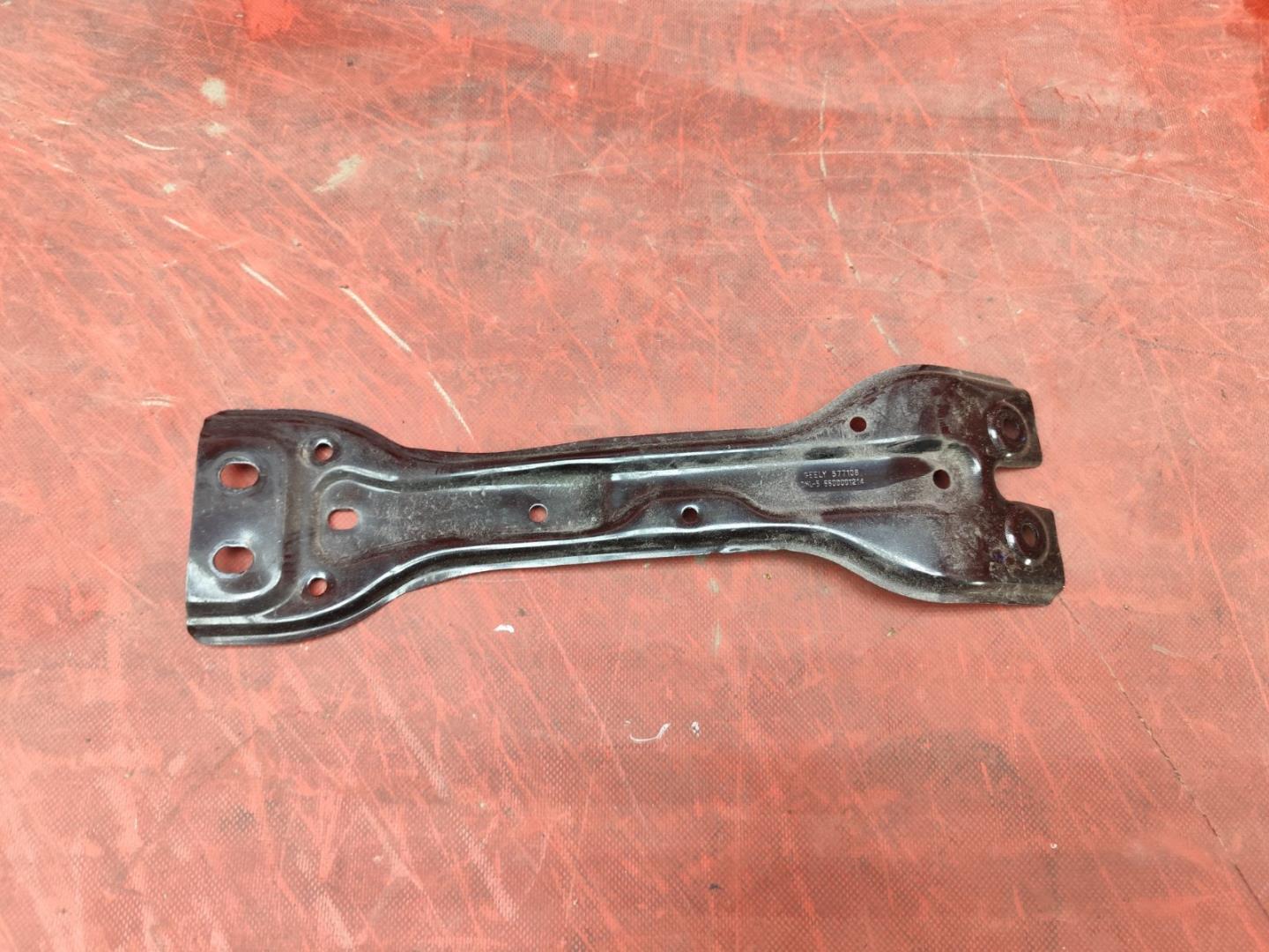 Кронштейн замка капота