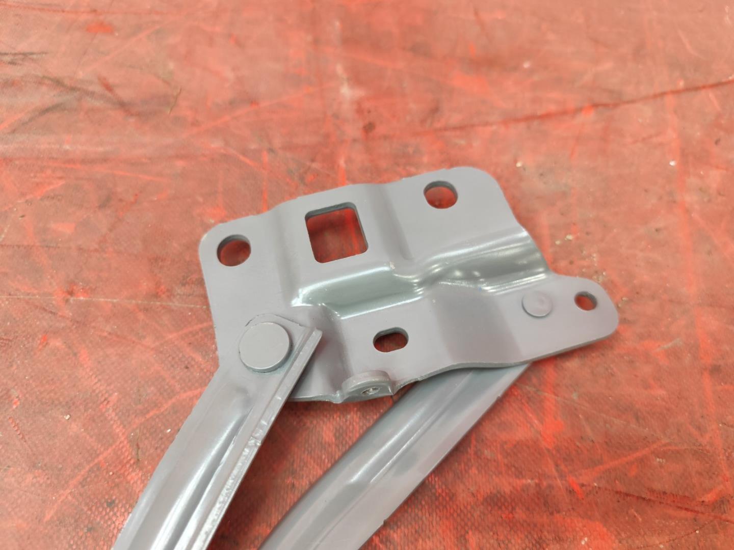 Петля капота