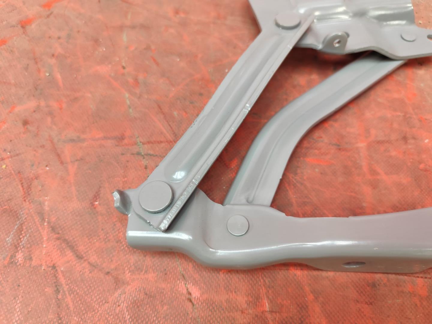 Петля капота