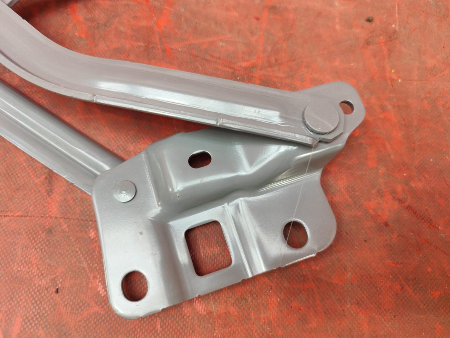 Петля капота