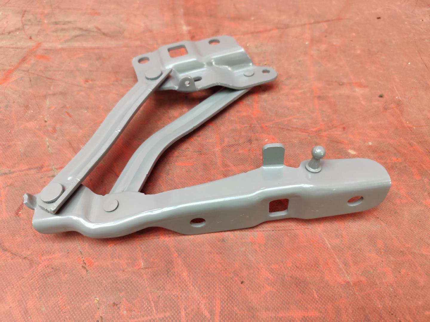 Петля капота