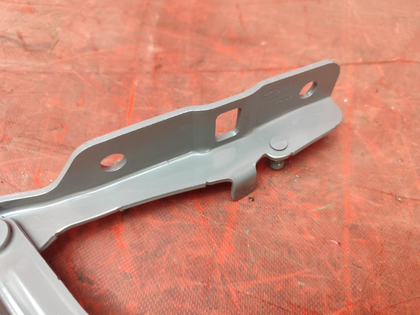 Петля капота