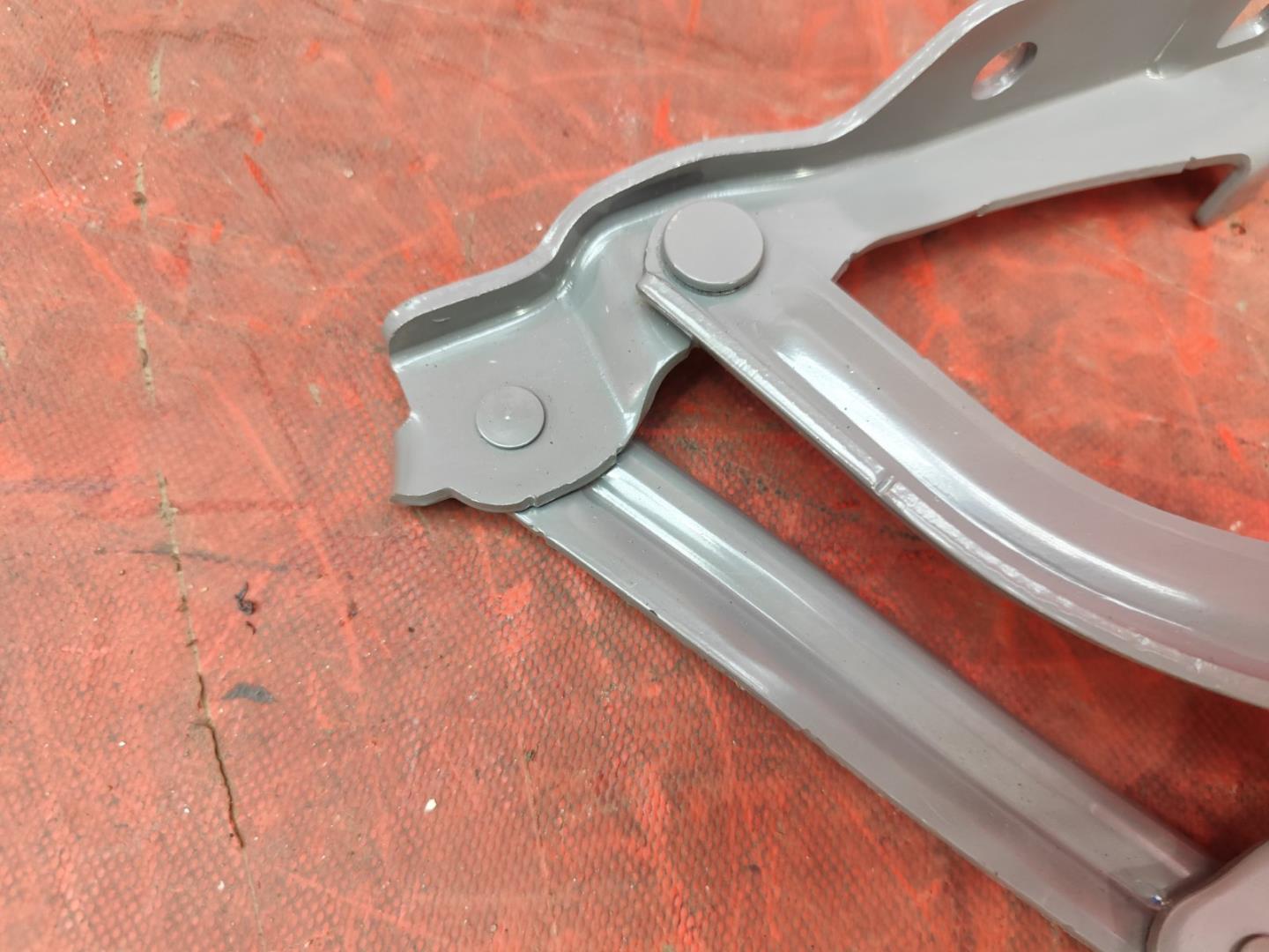 Петля капота