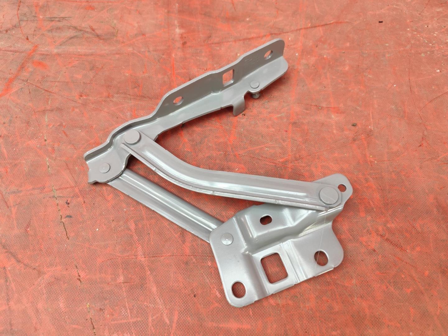 Петля капота